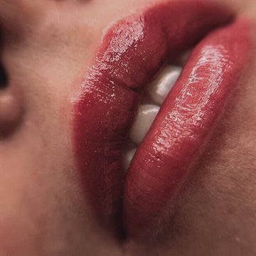 permanent lips tattoo