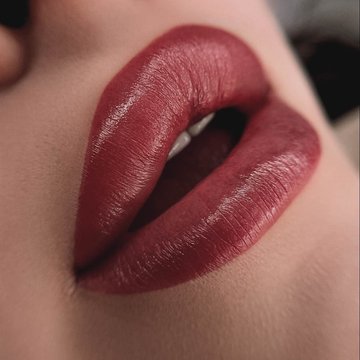 permanent lips tattoo
