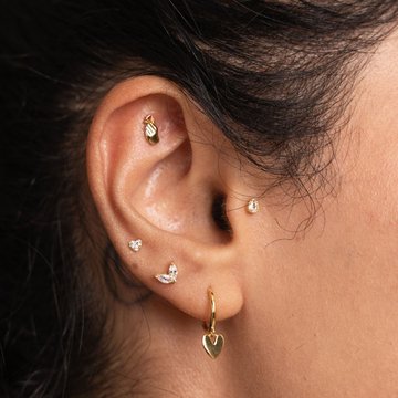 Flat helix piercing combined with tragus jewelry